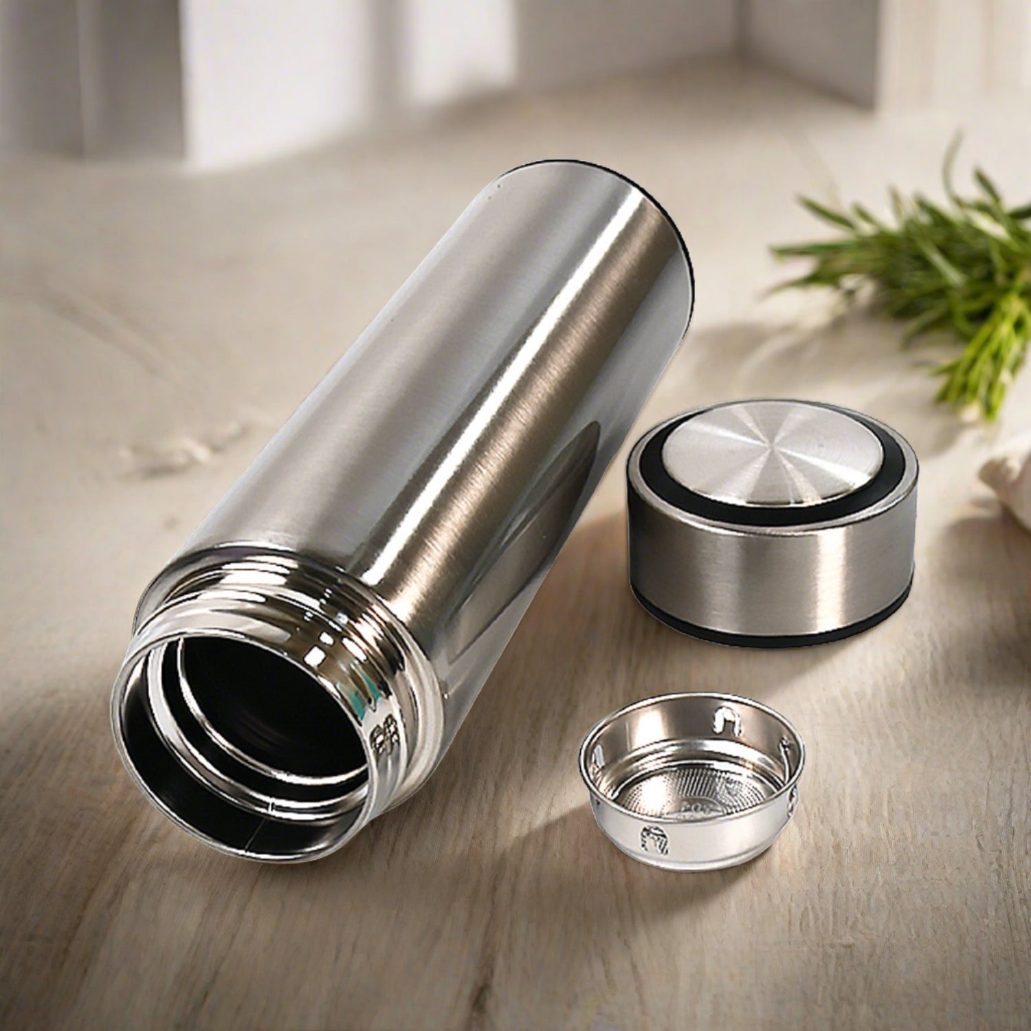 Leak-proof smart flask for campaigns and trips.