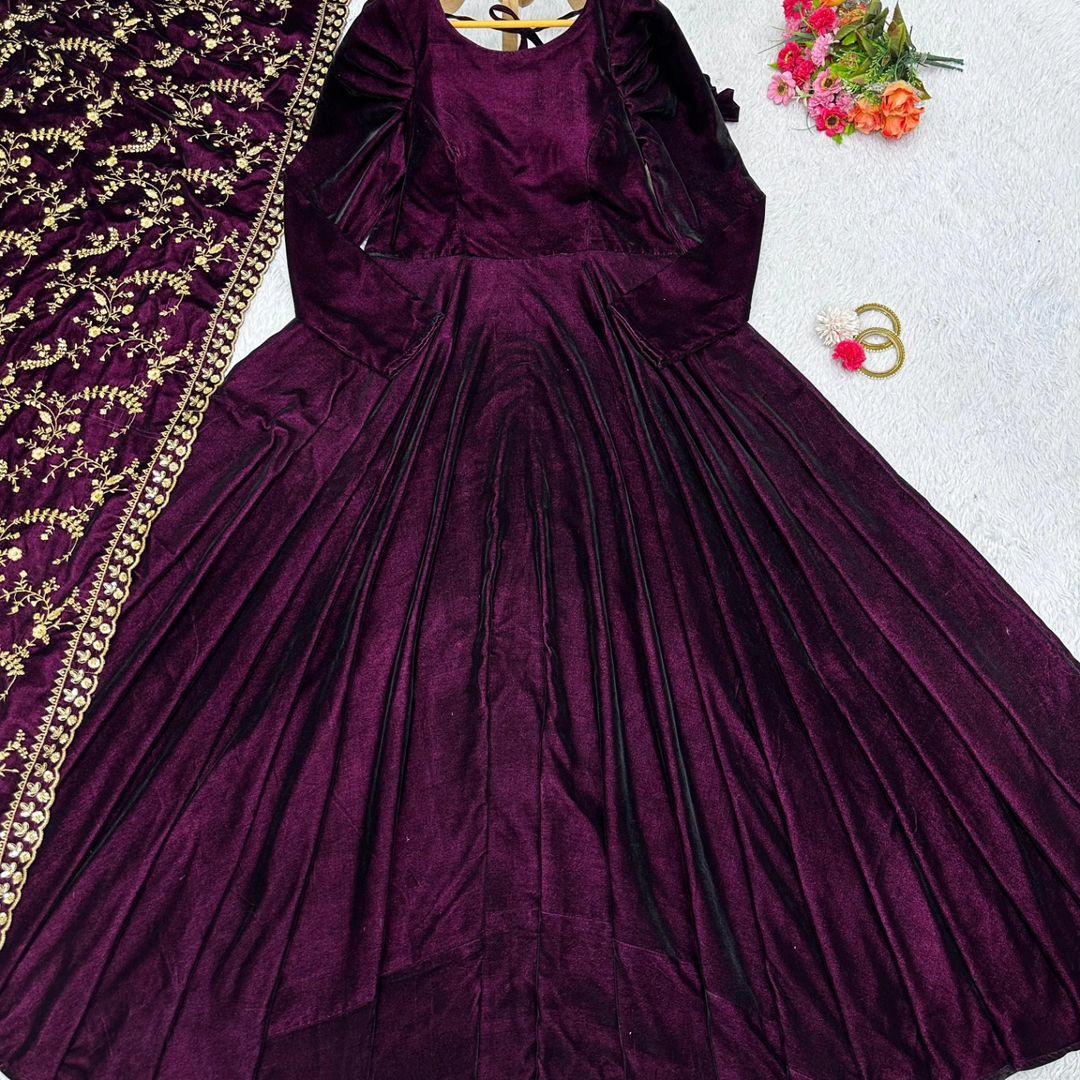 Beautiful Designer Suit On havy Velvet febric with inner and Dupatta