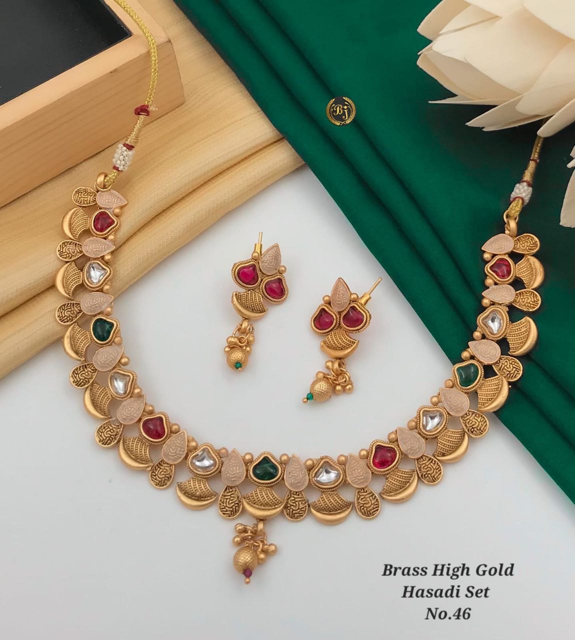 Necklace with pair of Ear rings (Hassadi set)